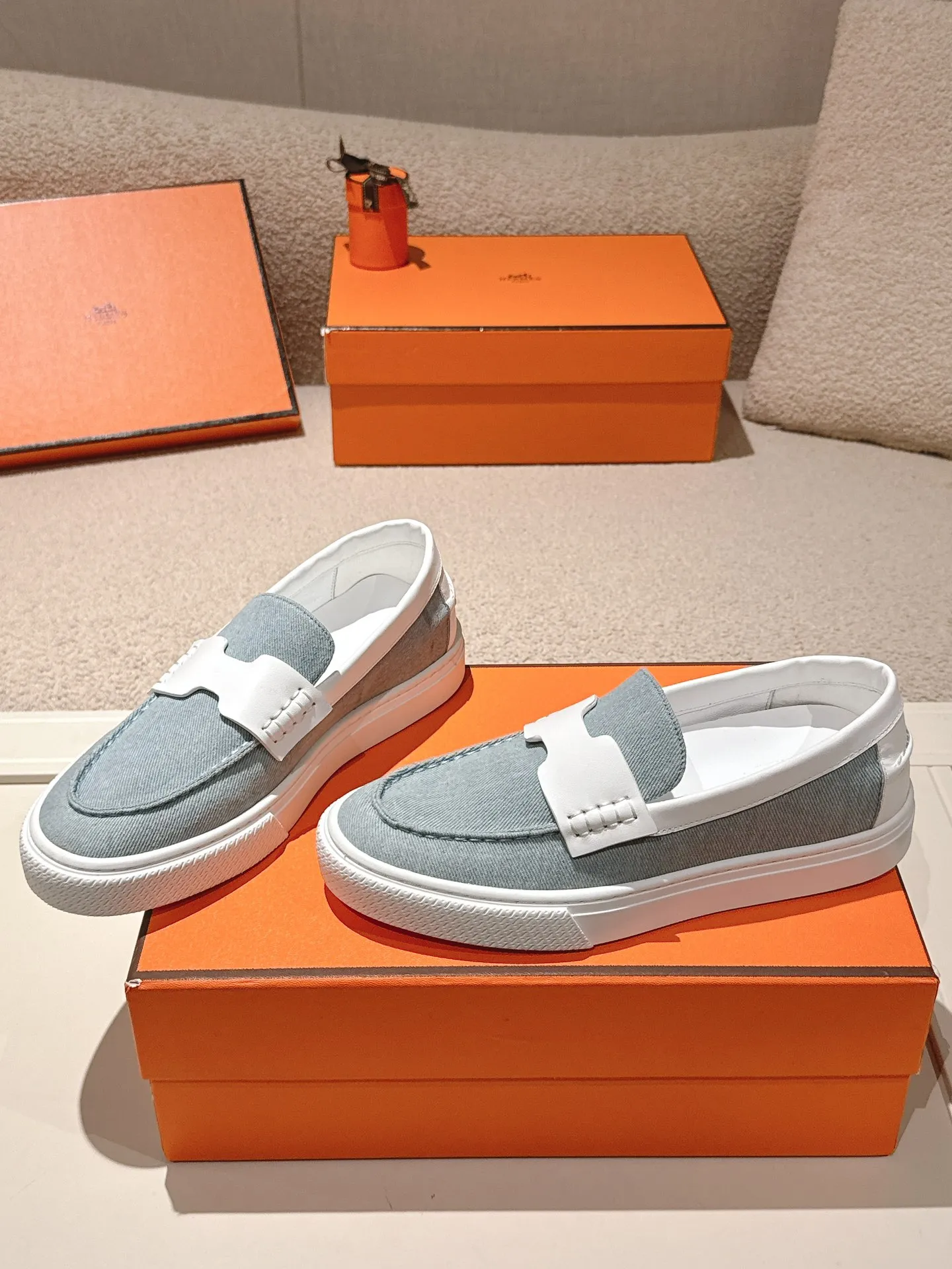 Men's men's shoes P620! Hermes# Thick Sole Couple Loafers These lace-up free sneakers in calfskin and washed denim feature signature "H" details. The design is simple and smooth, creating a fashionable urban look. It is comfortable and versatile. H family classics are not outdated, and the delivery counter is beautifully packaged🛍📦 Fabric: Original customized washed denim/first-layer cowhide Lining: Imported soft sheepskin Sole: Original open-molded anti-slip TPU material Size: 35-45
